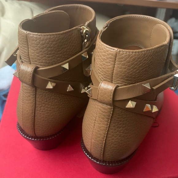 🌈ROCKSTUD Ankle Boot
VALENTINO GARAVANI SIZE8US🌈 - Picture 5 of 16